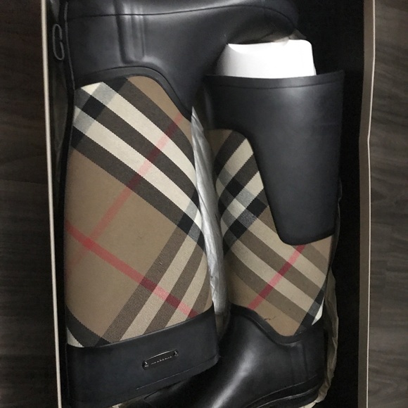 Burberry rain boots - Picture 3 of 3